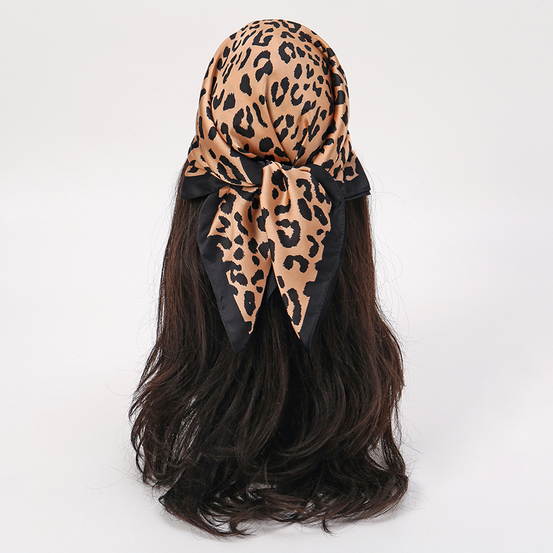 2025 Sciarpa con stampa leopar - Scarf Silk Square recensione e prezzo